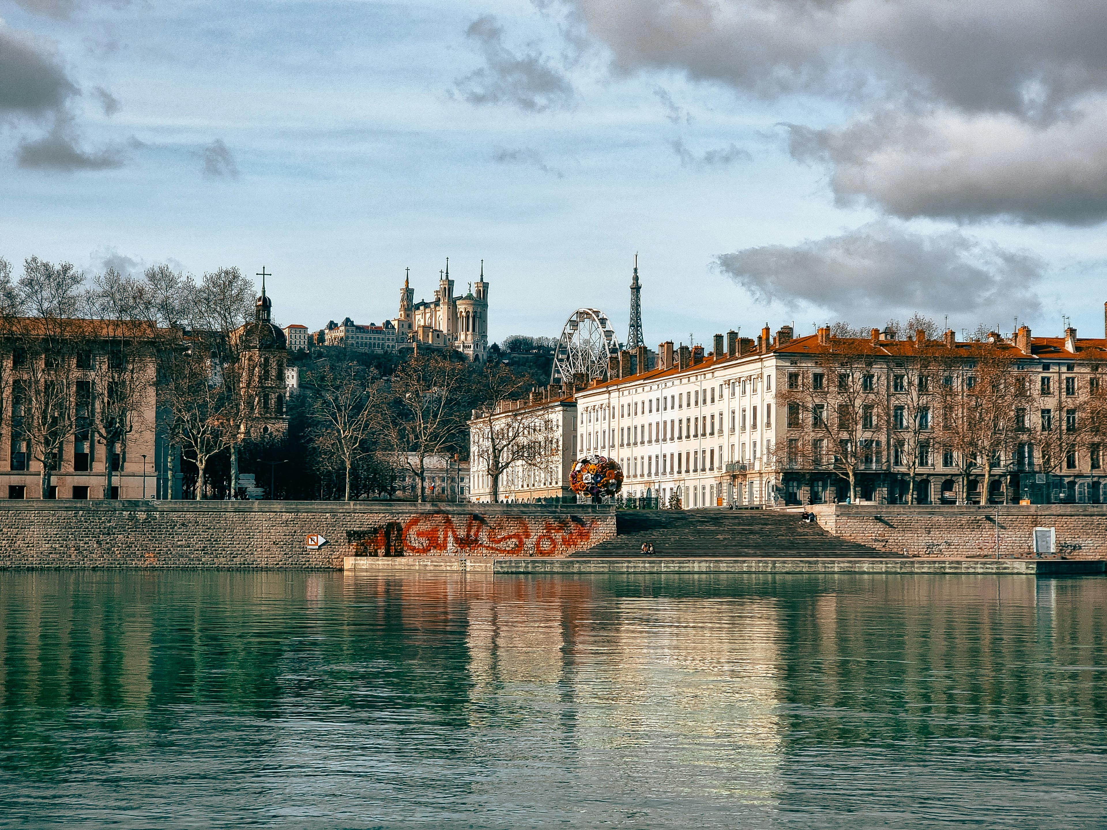 Lyon — berges et perspective